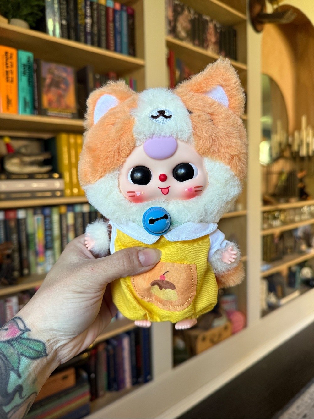 NIB BB3 Plush Kawaii kitten wardrobe Doll in Cream & Peach with Yellow Outfit